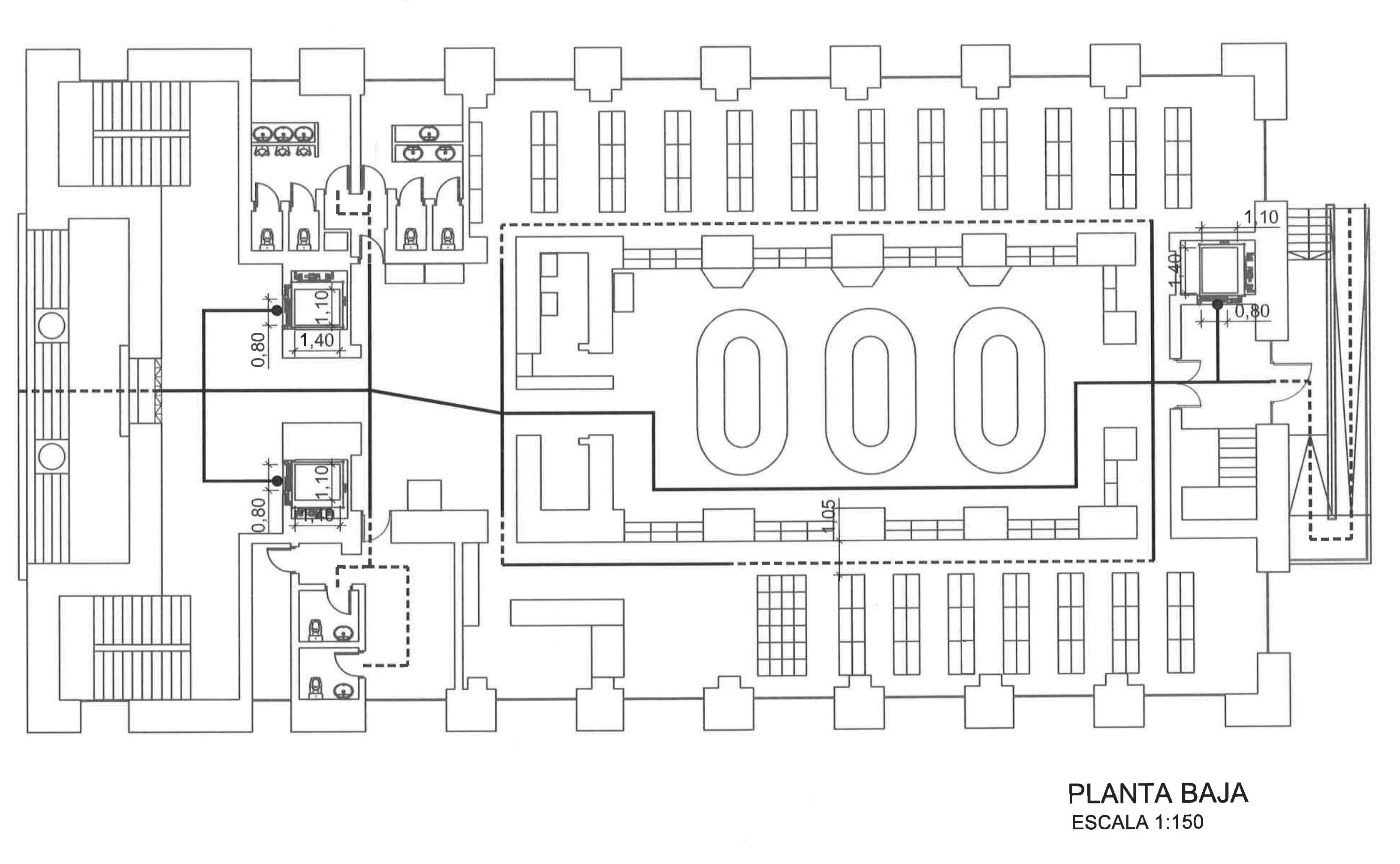 Plano de la planta baja de la Biblioteca Pública Jovellanos a escala 1:150, con escaleras, ascensores, aseos, sala central de lectura y patios, y cotas de algunos elementos.