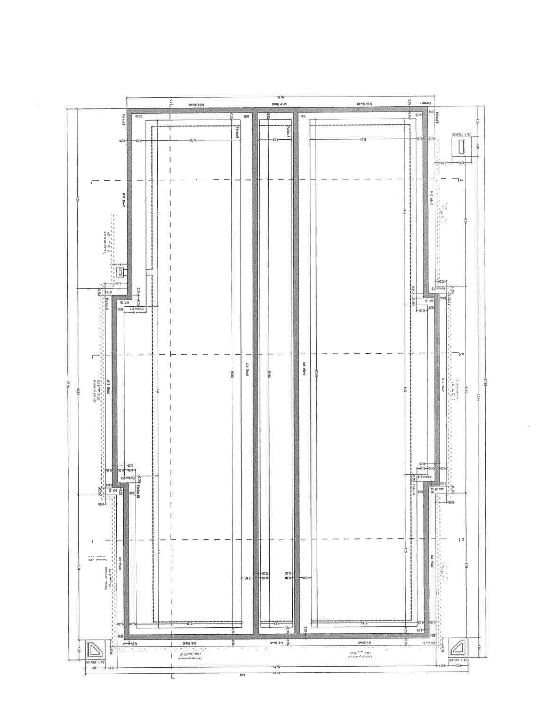 Plano de cimentación a escala 1/100 del edificio de ampliación: zapatas corridas y muros perimetrales e interiores, con cotas.