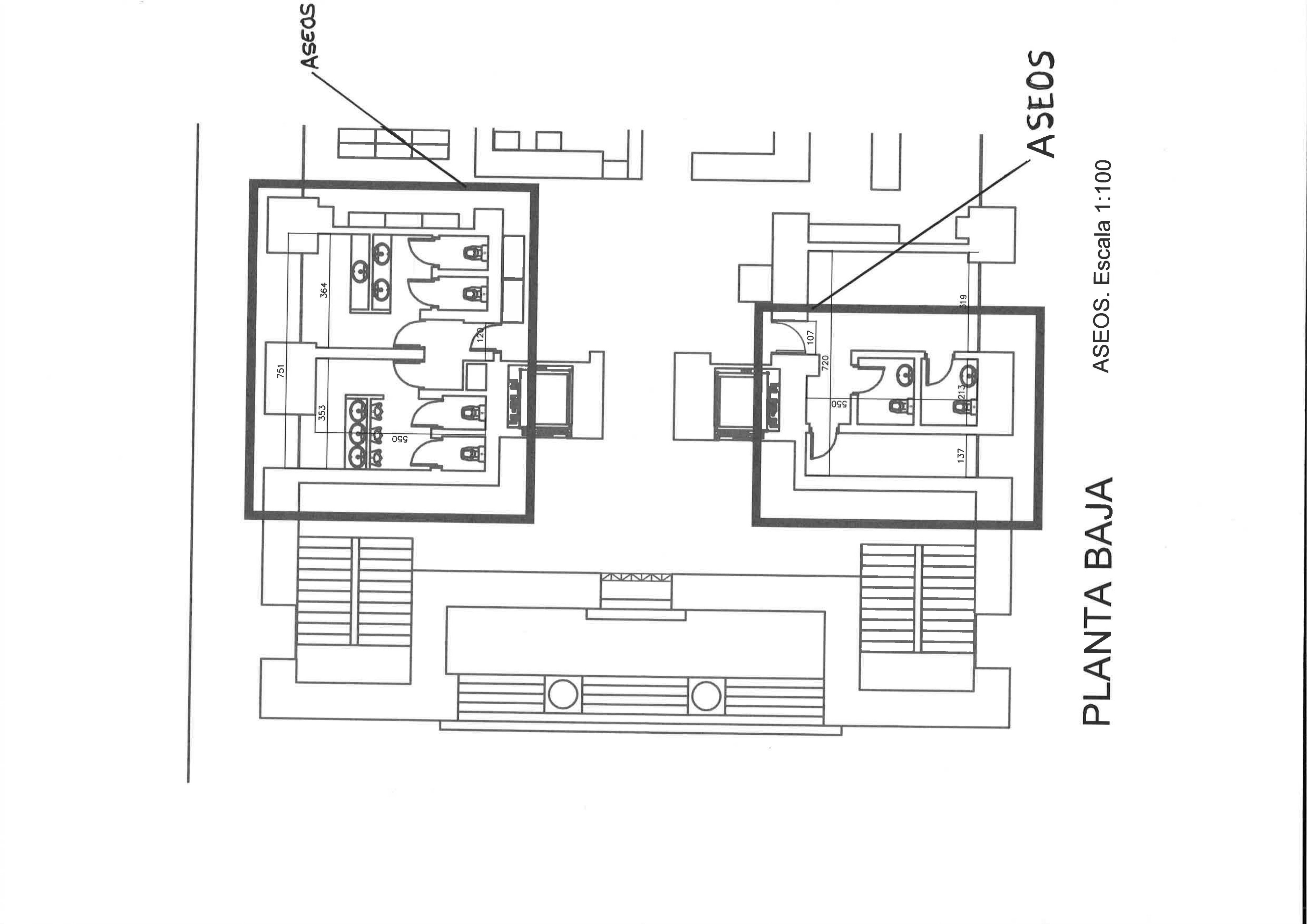 Plano de los aseos de la planta baja a escala 1:100, impreso girado en la página: dos núcleos de aseos recuadrados con su distribución de cabinas y lavabos.