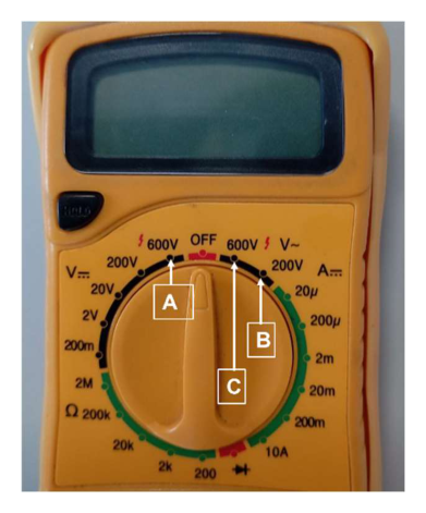 Polímetro amarillo con el selector giratorio y tres posiciones señaladas con las letras A, B y C.