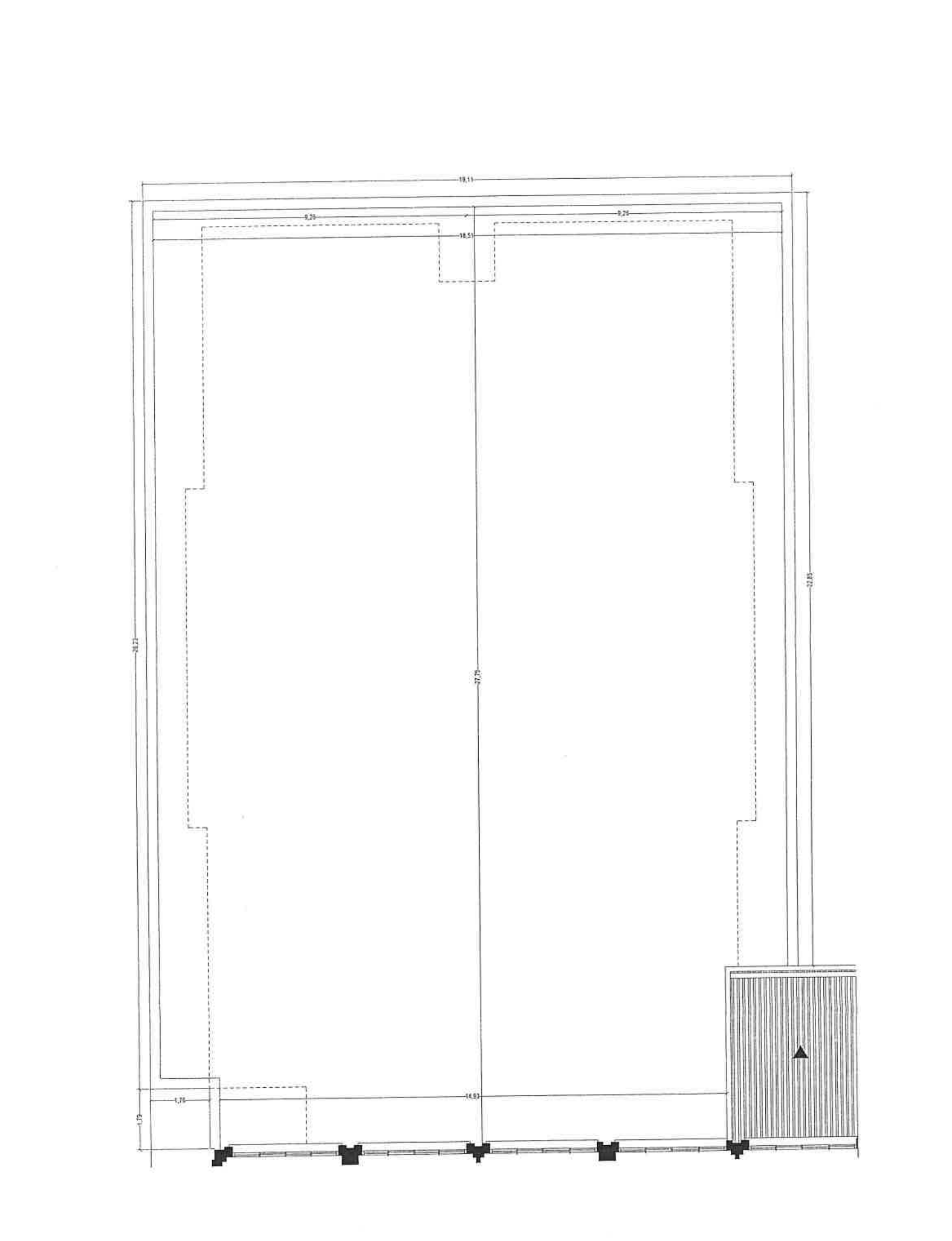 Plano de cubierta a escala 1/100: contorno de la cubierta plana con cotas, y el núcleo adosado en la esquina inferior derecha.